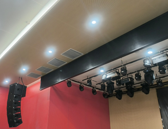 高顏值+實(shí)力派！通用舞臺(tái)幕布成功打造某中學(xué)智慧化多功能報(bào)告廳項(xiàng)目