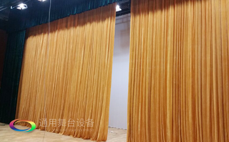 舞臺大幕舞臺阻燃幕布m.ccdbh.com、二、三道幕等分割表演區(qū)域，移換場景不間斷