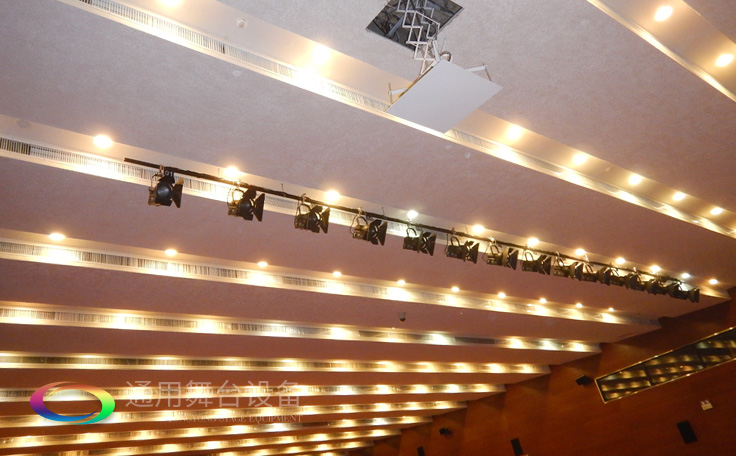 十余年銳意攀登，奮發(fā)圖強！舞臺幕布、機械等一站式選購供應(yīng)商，舞臺機械、音響、燈光工程設(shè)計施工承包壹級資質(zhì)——通用舞臺