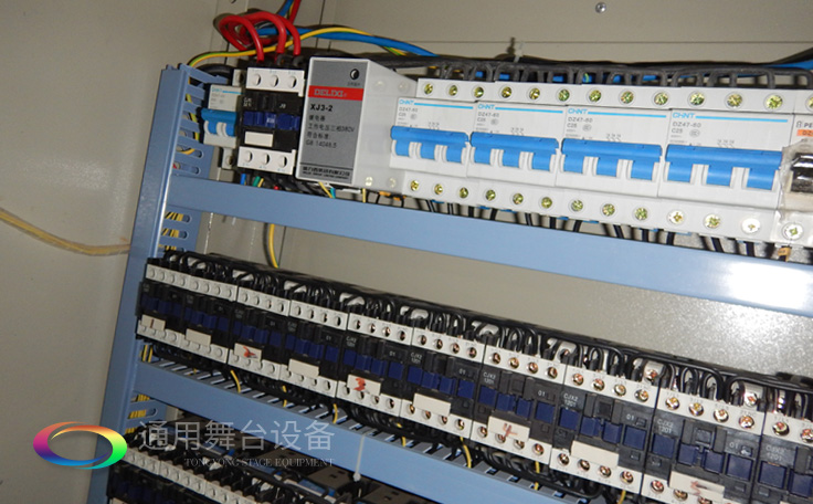 十余年銳意攀登，奮發(fā)圖強！舞臺幕布、機械等一站式選購供應(yīng)商，舞臺機械、音響、燈光工程設(shè)計施工承包壹級資質(zhì)——通用舞臺