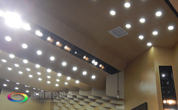 科學(xué)計劃工期、合理交叉施工，保質(zhì)保量順利完成工程的交付！通用舞臺阻燃幕布承接羊城廣州培英中學(xué)報告廳項(xiàng)目！