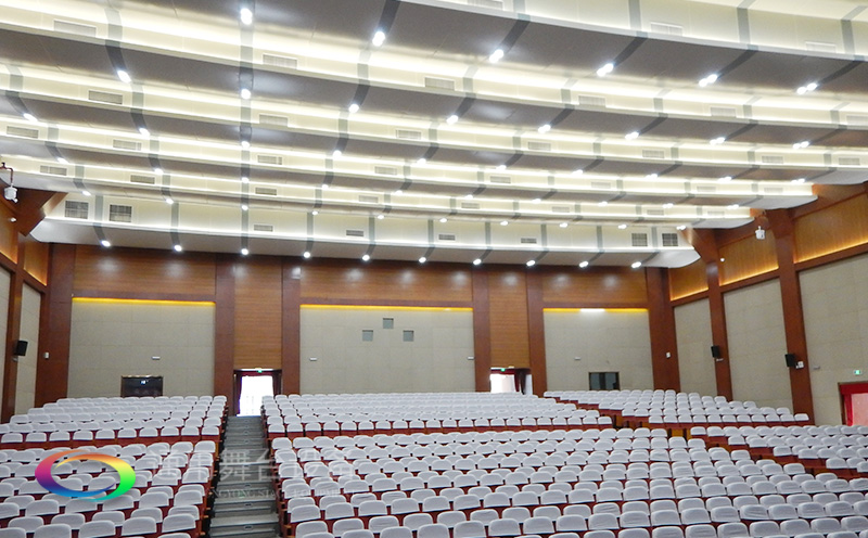 通用舞臺(tái)吊桿高標(biāo)準(zhǔn)承接廣州市培英中學(xué)報(bào)告廳項(xiàng)目，大屏幕顯示系統(tǒng)、音頻擴(kuò)聲系統(tǒng)、燈光系統(tǒng)、舞臺(tái)吊桿及機(jī)械等多系統(tǒng)相互協(xié)作