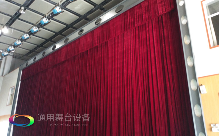 校園品質(zhì)提升工程！某工程學(xué)院舞臺(tái)對(duì)開阻燃幕布項(xiàng)目完工