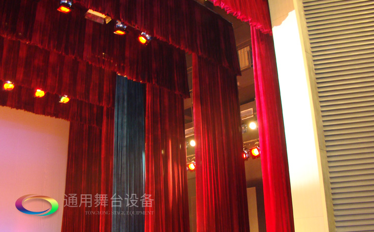 通用舞臺(tái)專(zhuān)業(yè)性、全方位優(yōu)勢(shì)！業(yè)務(wù)涉及舞臺(tái)機(jī)械、阻燃幕布、專(zhuān)業(yè)燈光系統(tǒng)、專(zhuān)業(yè)音響系統(tǒng)