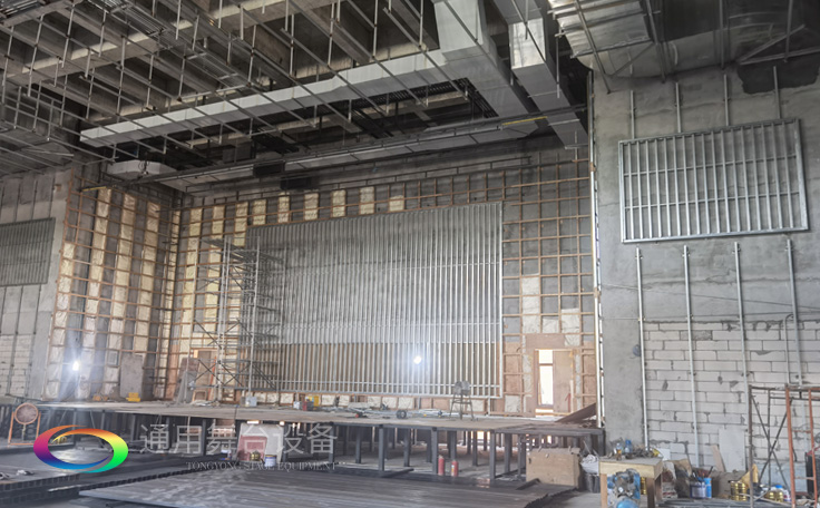 通用舞臺(tái)廣西桂醫(yī)報(bào)告廳阻燃幕布項(xiàng)目竣工并投入使用，為學(xué)校教學(xué)科研、人才培養(yǎng)提供更好的服務(wù)!