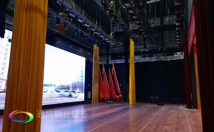 通用舞臺(tái)廣西桂醫(yī)報(bào)告廳阻燃幕布項(xiàng)目竣工并投入使用，為學(xué)校教學(xué)科研、人才培養(yǎng)提供更好的服務(wù)!