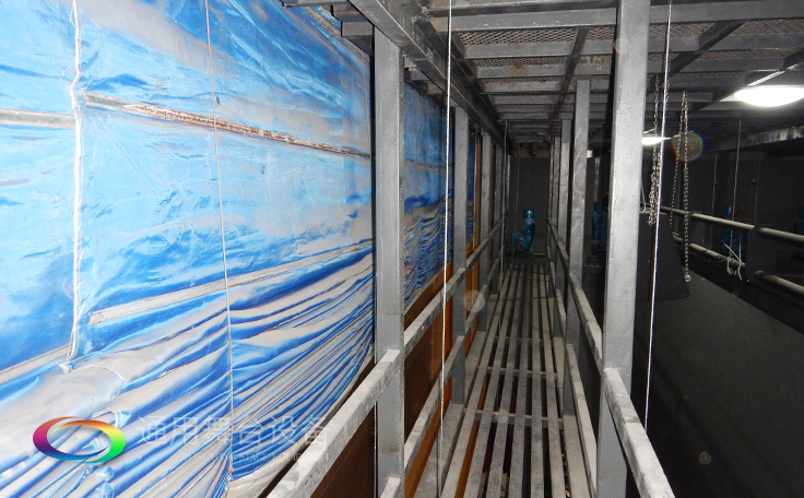 設(shè)置在舞臺(tái)上空，以金屬排架懸掛燈具的設(shè)備——燈光吊架Side lighting ladder通用舞臺(tái)阻燃幕布