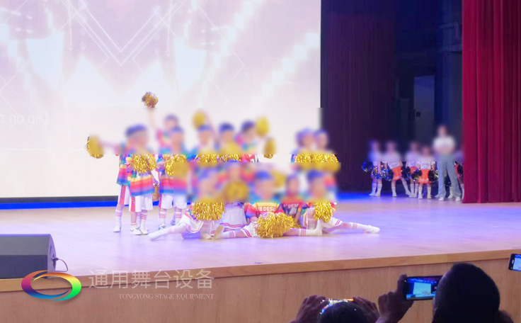 通用舞臺客戶案例展示——某劇場實景演出效果！項目包括舞臺燈光、舞臺吊桿、阻燃幕布、舞臺音響系統(tǒng)等等...