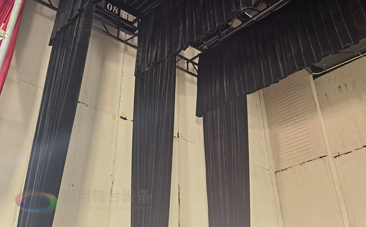 通用舞臺(tái)教您如何選購高性價(jià)比阻燃幕布產(chǎn)品！