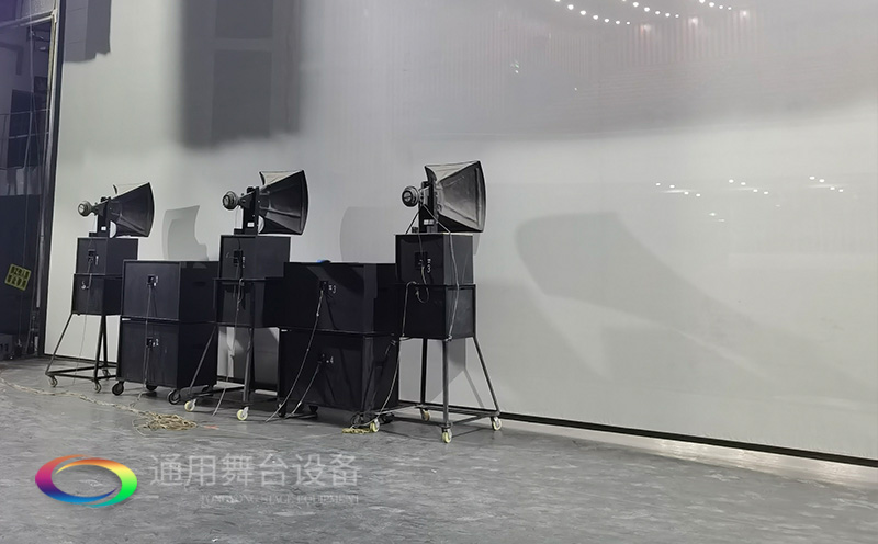 通用舞臺(tái)承建：南京曉莊學(xué)院報(bào)告廳舞臺(tái)項(xiàng)目（舞臺(tái)音響、舞臺(tái)燈光吊桿、舞臺(tái)幕布等）