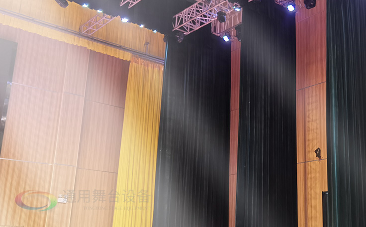 舞臺(tái)阻燃幕布技術(shù)升級(jí)，安全與創(chuàng)新并重