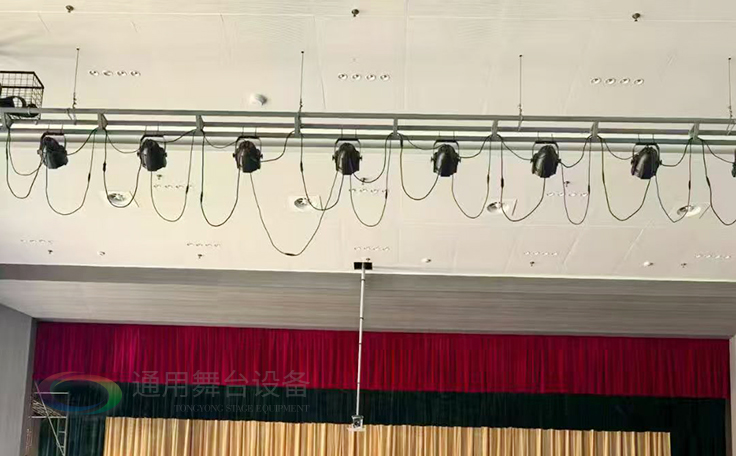 通用舞臺承建江蘇某學(xué)院報告廳項目，涵蓋舞臺燈光、電動吊桿、阻燃幕布等核心設(shè)備的設(shè)計與安裝