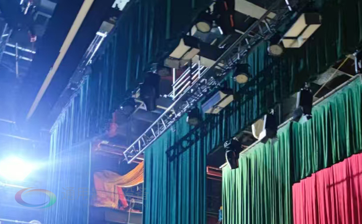 通用舞臺(tái)設(shè)備興化將軍路小學(xué)報(bào)告廳舞臺(tái)吊桿、舞臺(tái)阻燃幕布項(xiàng)目