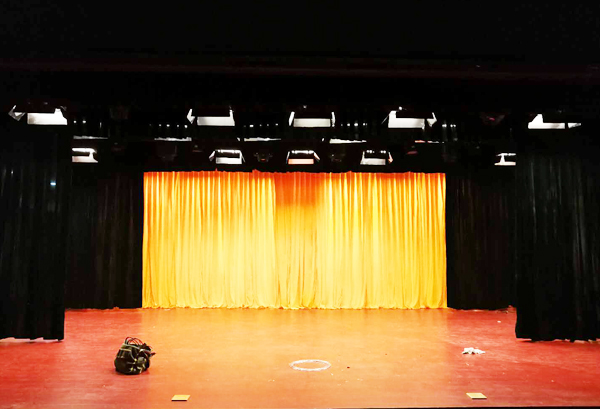 舞臺(tái)二、三道幕布